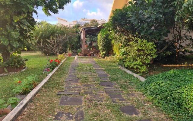 Comfy home-tropical garden & 5 min walk to beach