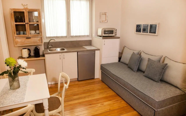 2-spaces comfy Bentzi apartment 7 with balcony in Pagrati