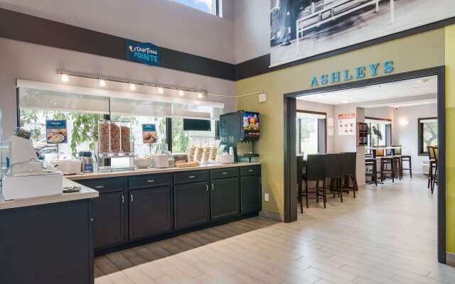 Clarion Pointe Jamestown - Falconer