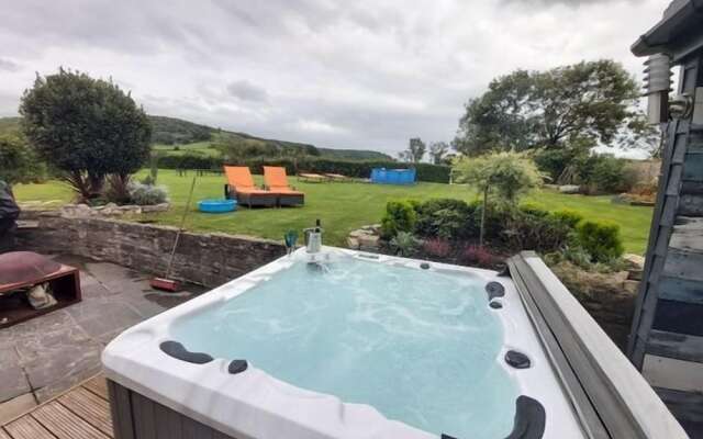 Bluebell House 5 Star Luxury 4 Bdrms and hot tub