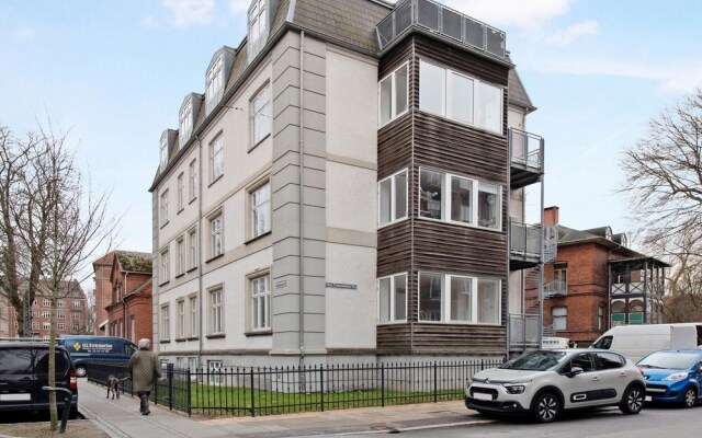Sanders Constantin - Chic 2-bdr Apt With Balcony