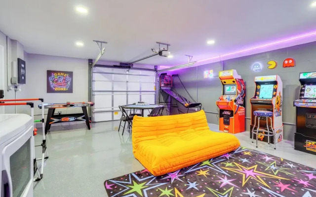 Mid-century Lakeland Home w/ Game Room!