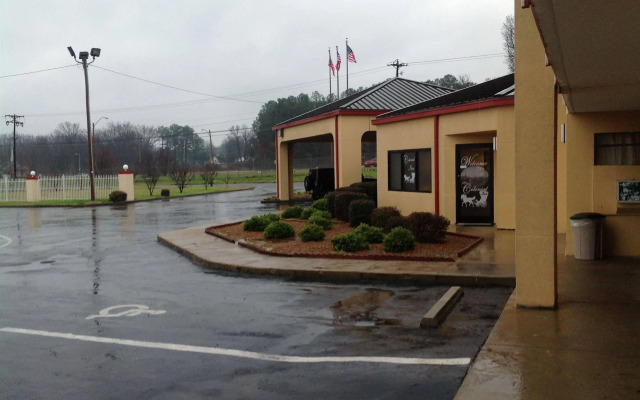 Colonial Inn & Suites /Airport/Graceland