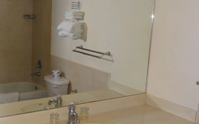 Tropical Winds Apartment Hotel