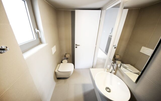 Elegant and Airy Apartment One Stop from City Center by VillaRentalsgr