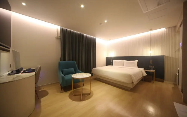 H Avenue Hotel