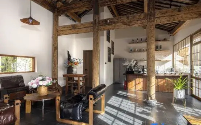 Luobai Homestay (Heshun Ancient Town)