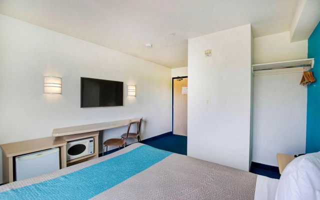 Motel 6 Grande Prairie, AB