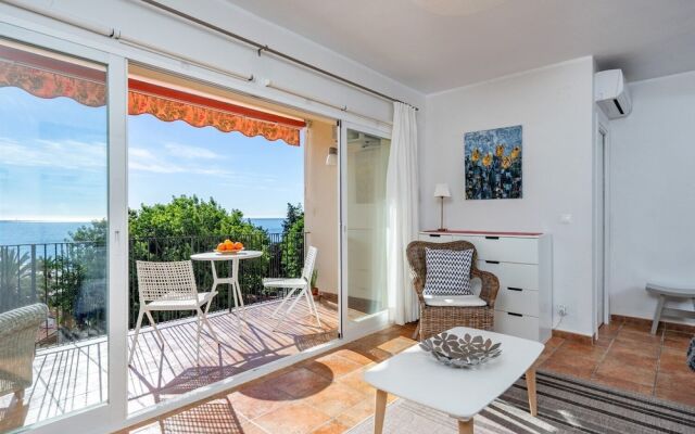 Lovely Beachfront Apartment With Sunny Balcony Ref 35