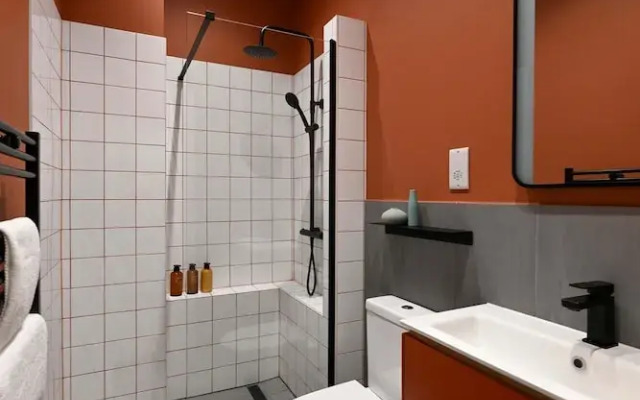 Designed Ensuite Bedroom Unit Close to Angel Stn
