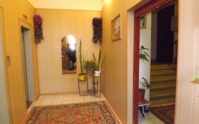 Na Bolshoy Akademicheskoy Apartment