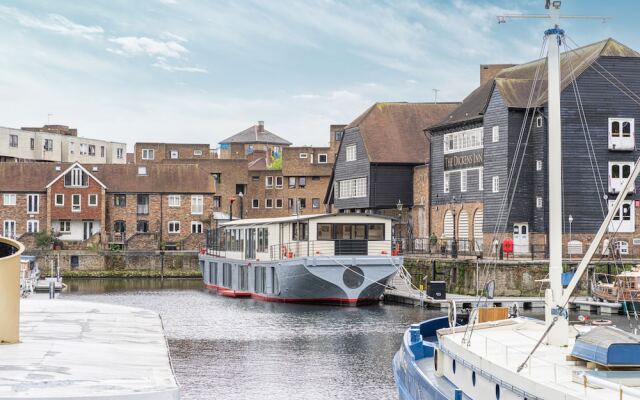 Altido Stunning 5-Bed Boathouse On The River Thames