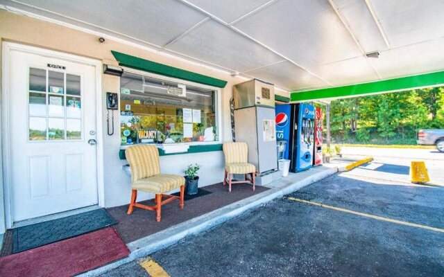 OYO Hotel Calhoun, GA I-75