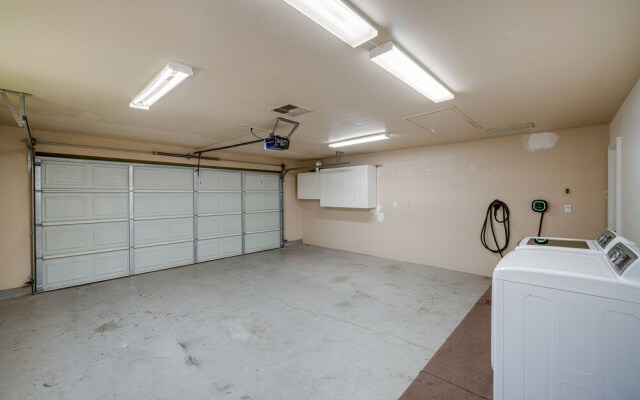Bakersfield Oasis: Private Pool, Hot Tub & Patio!