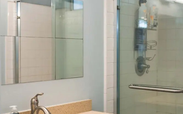 Spacious Retreat Near Iconic LA Sights