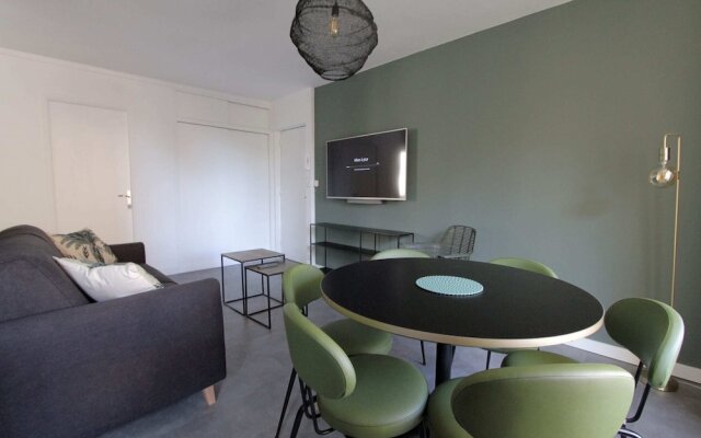 Quiet apt downtown with airco and a balcony