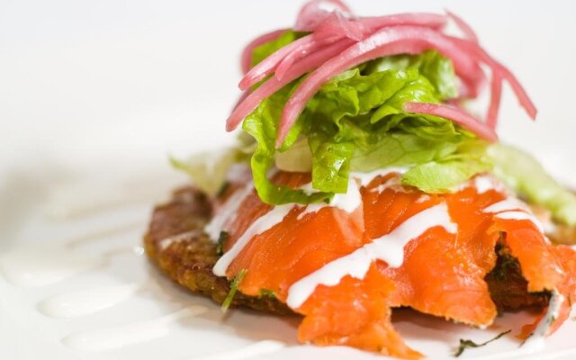 Cedar House Restaurant & Chalets