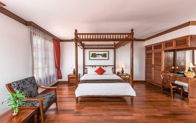 The Suite By Royal Crown Hotel