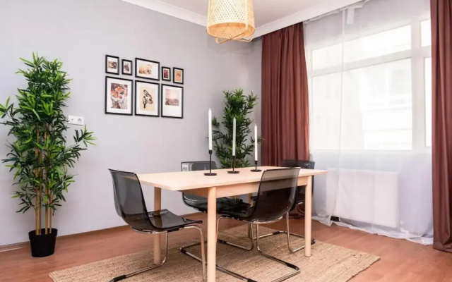 Amazing Flat Near Bagdat Street With Enticing Interior Design in Kadikoy