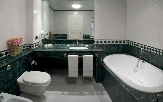 Maxim Hotel