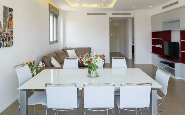 Comfort 3BR & Balcony by FeelHome