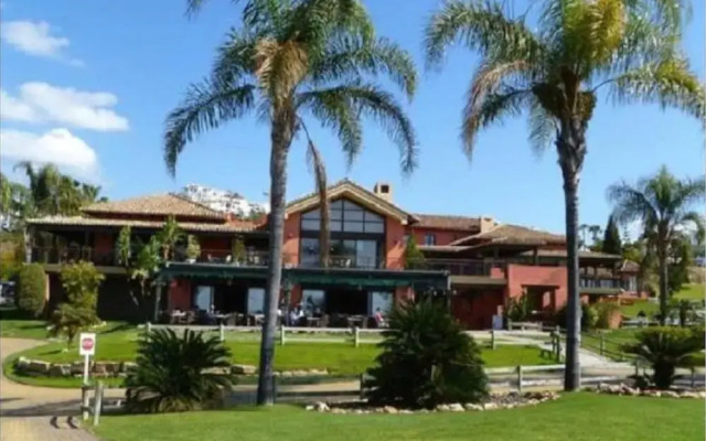 2 Bedrooms - Sleeps 4 - Garden and Pool With View