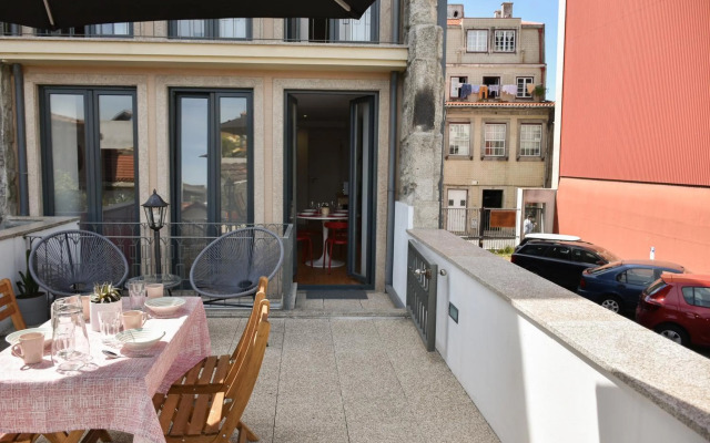 NEW!Central w/ sunny terrace - 9 min walk Trindade