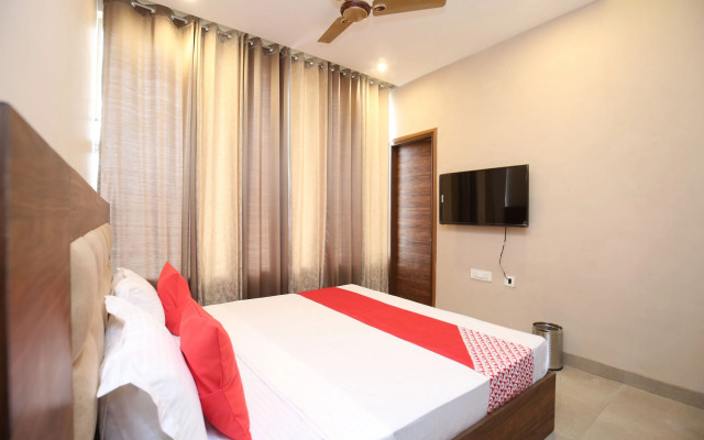 OYO 27743 Hotel Platina