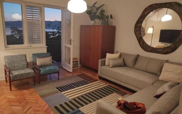 Lovely and peaceful vintage apartment near beach