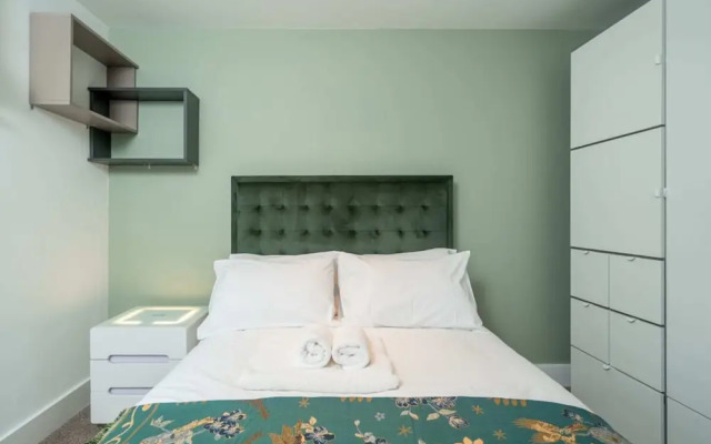 Stunning 3BD Flat, Parking, Sleeps Six, Near Park