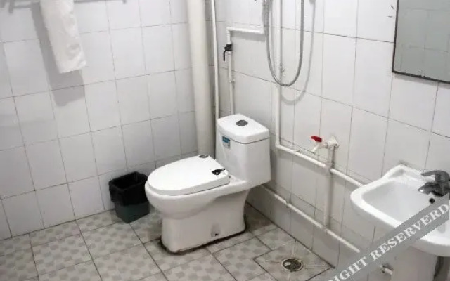 Linghang Motel