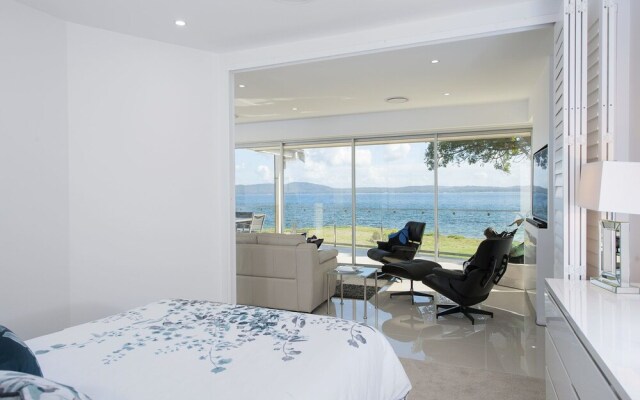 Stunning Waters Penthouse, Sandy Point Road, 46
