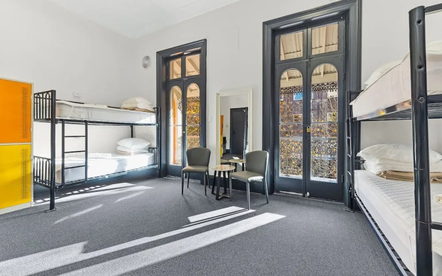 London Plane Backpackers - Hostel