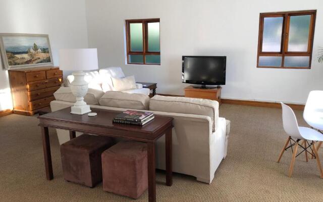 Studio@40: Stylish & modern 1 bedroom apartment.