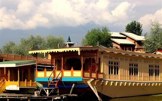 New Perfume Garden Group Of Houseboats