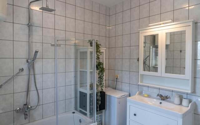 Villa Akulica With Heated Outdoor Pool and Seaview