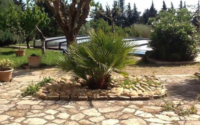 House With 4 Bedrooms in Roquemaure, With Pool Access, Enclosed Garden