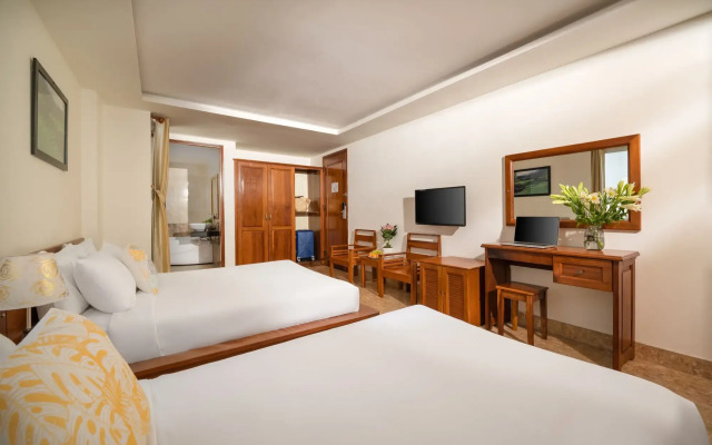 Titan Hotel