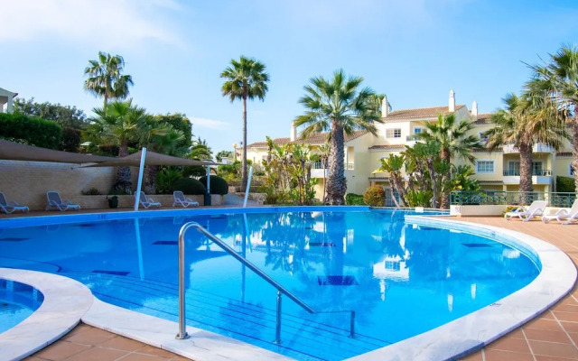 49 Presa da Moura Superbly 2 Bed Townhouse Clos