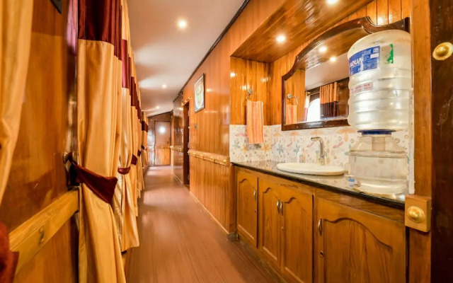 OYO 13525 HouseBoat My Trip Deluxe 3 BHK Private