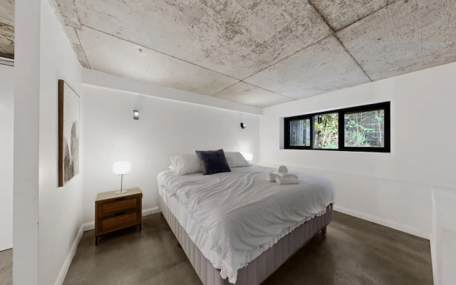 Sunlit 3-bed Coastal Stay With Private Deck – Guest Rooms – Sydney