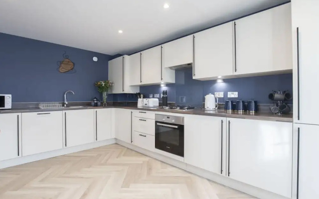 Elliot Oliver - Luxury 3 Bedroom Town Centre Apartment With Parking