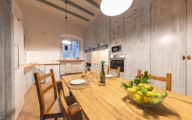 Bravissimo Plaça del Vi, Authentic Historic Apartment