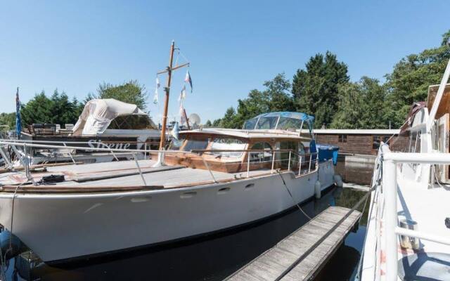 Authentic Houseboats Amsterdam