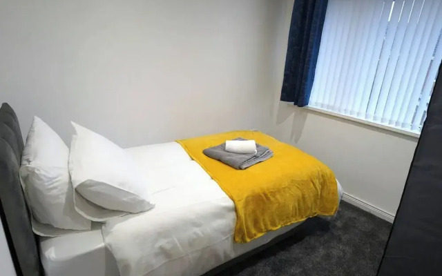 4 bed House - Private Garden - Free Parking