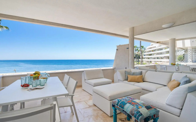 Beach-line apartment with 3 bedrooms in Estepona