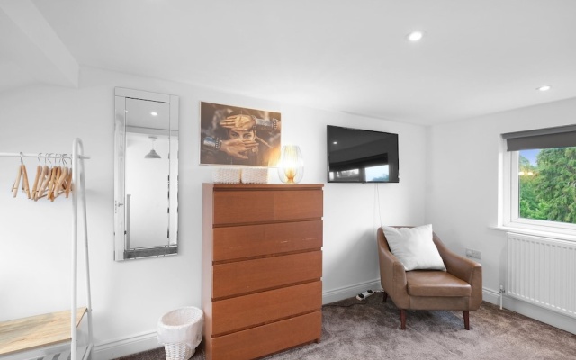 Stylish 4 Bedroom, 2.5-Bath Home in Borehamwood