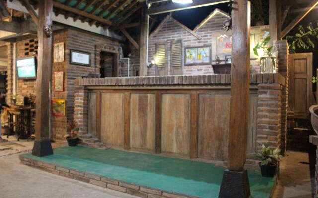 Omah Kulon Cabins and Pool