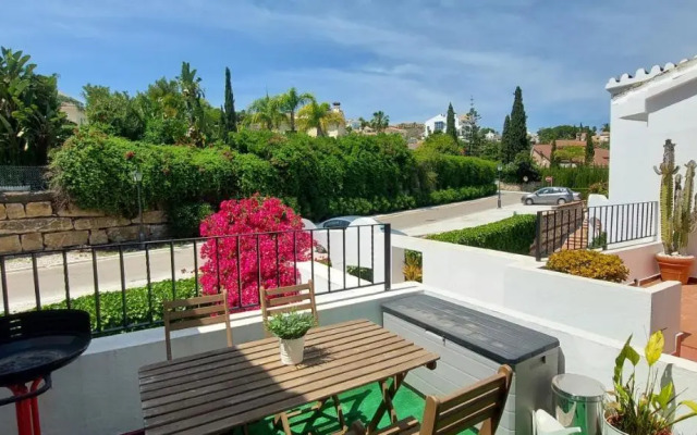 Refurbished 2-Bed Apartment in El Paraiso Alto