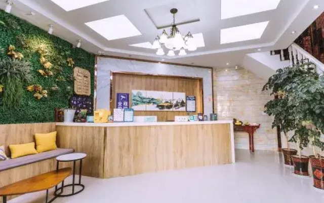 Sizhou Business Hotel (Jiashan Railway Station)
